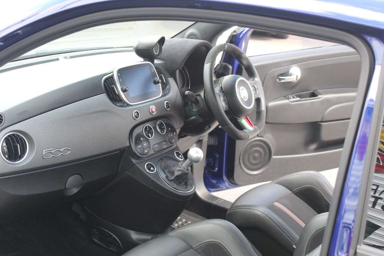 2020 ABARTH 695 2020 ABARTH 695