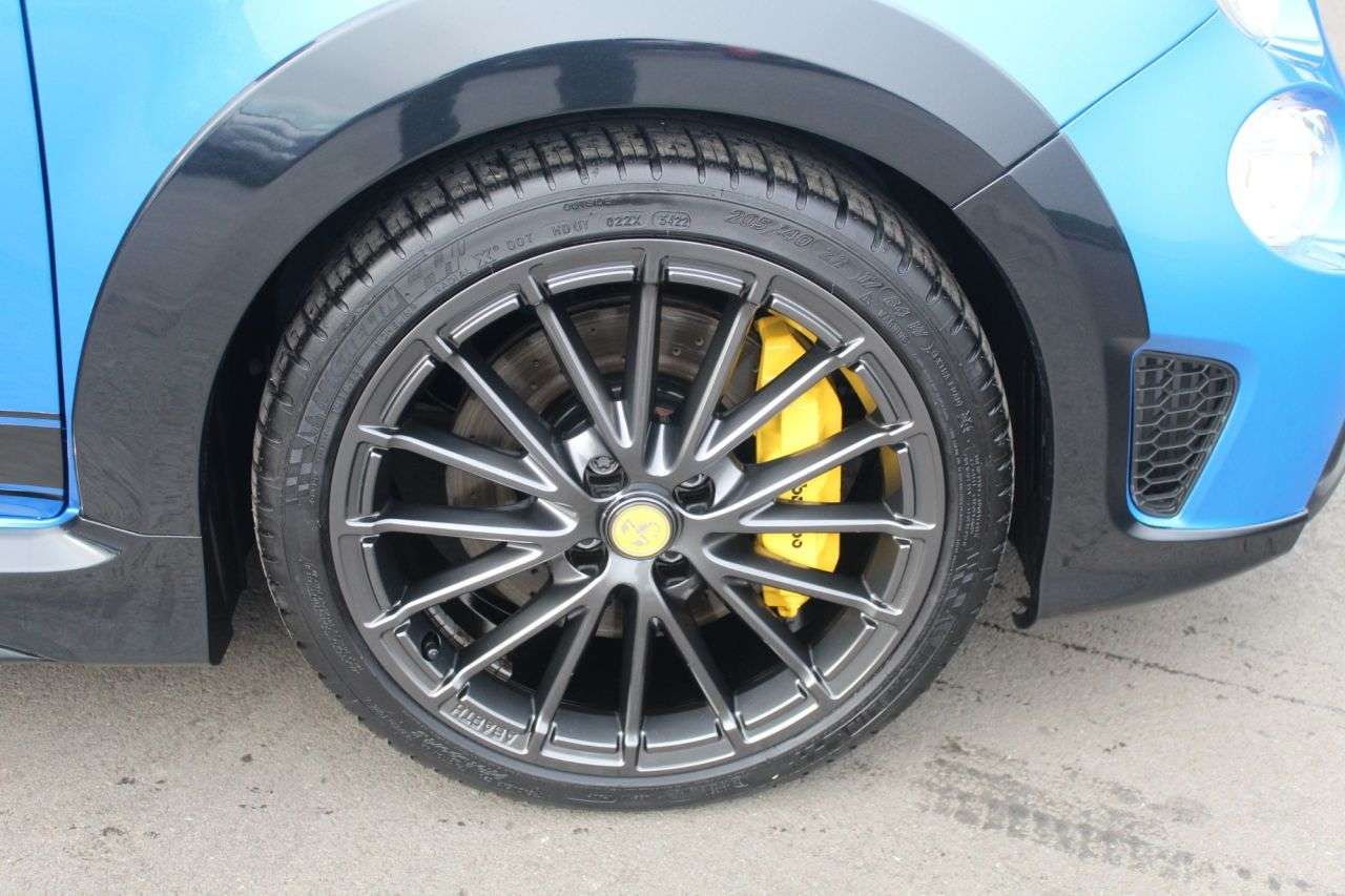 2023 ABARTH 695 2023 ABARTH 695