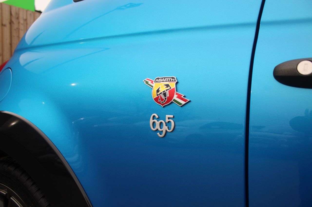 2023 ABARTH 695 2023 ABARTH 695