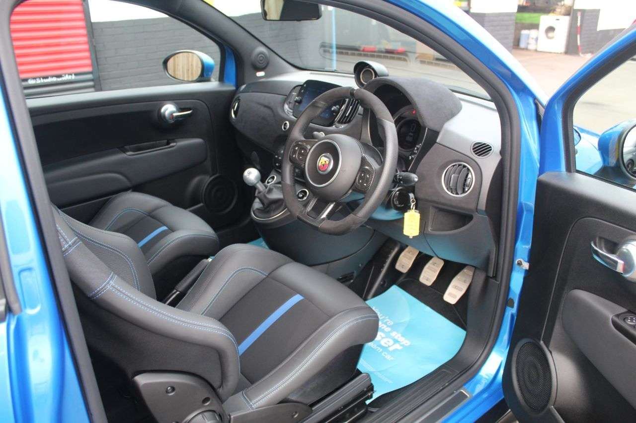 2023 ABARTH 695 2023 ABARTH 695
