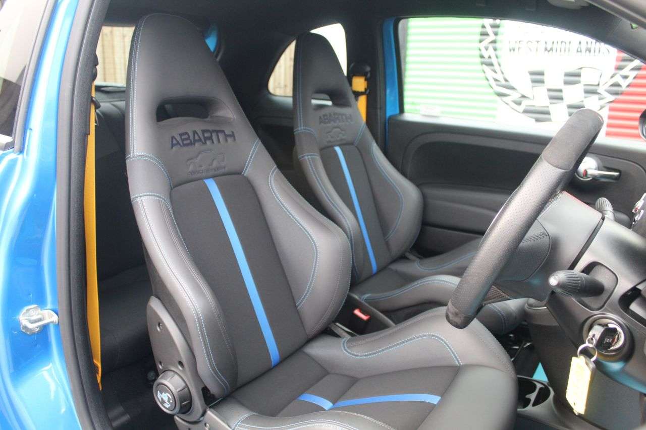 2023 ABARTH 695 2023 ABARTH 695