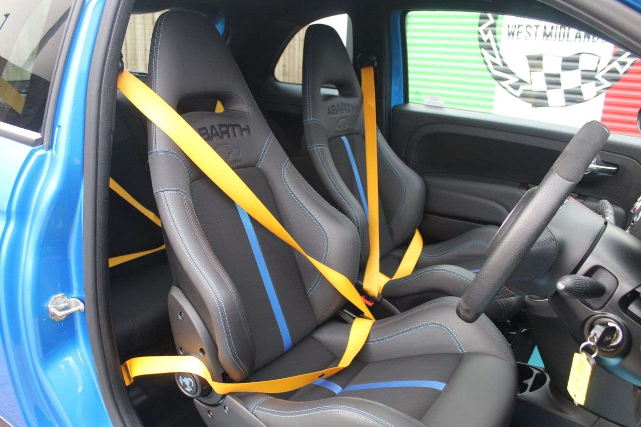 2023 ABARTH 695 2023 ABARTH 695