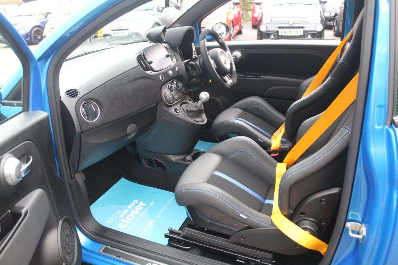 2023 ABARTH 695 2023 ABARTH 695