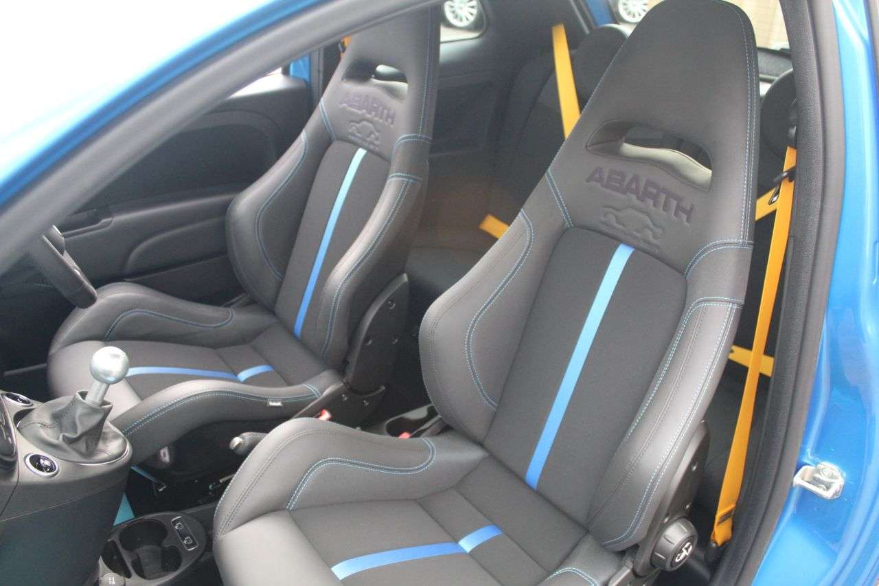 2023 ABARTH 695 2023 ABARTH 695