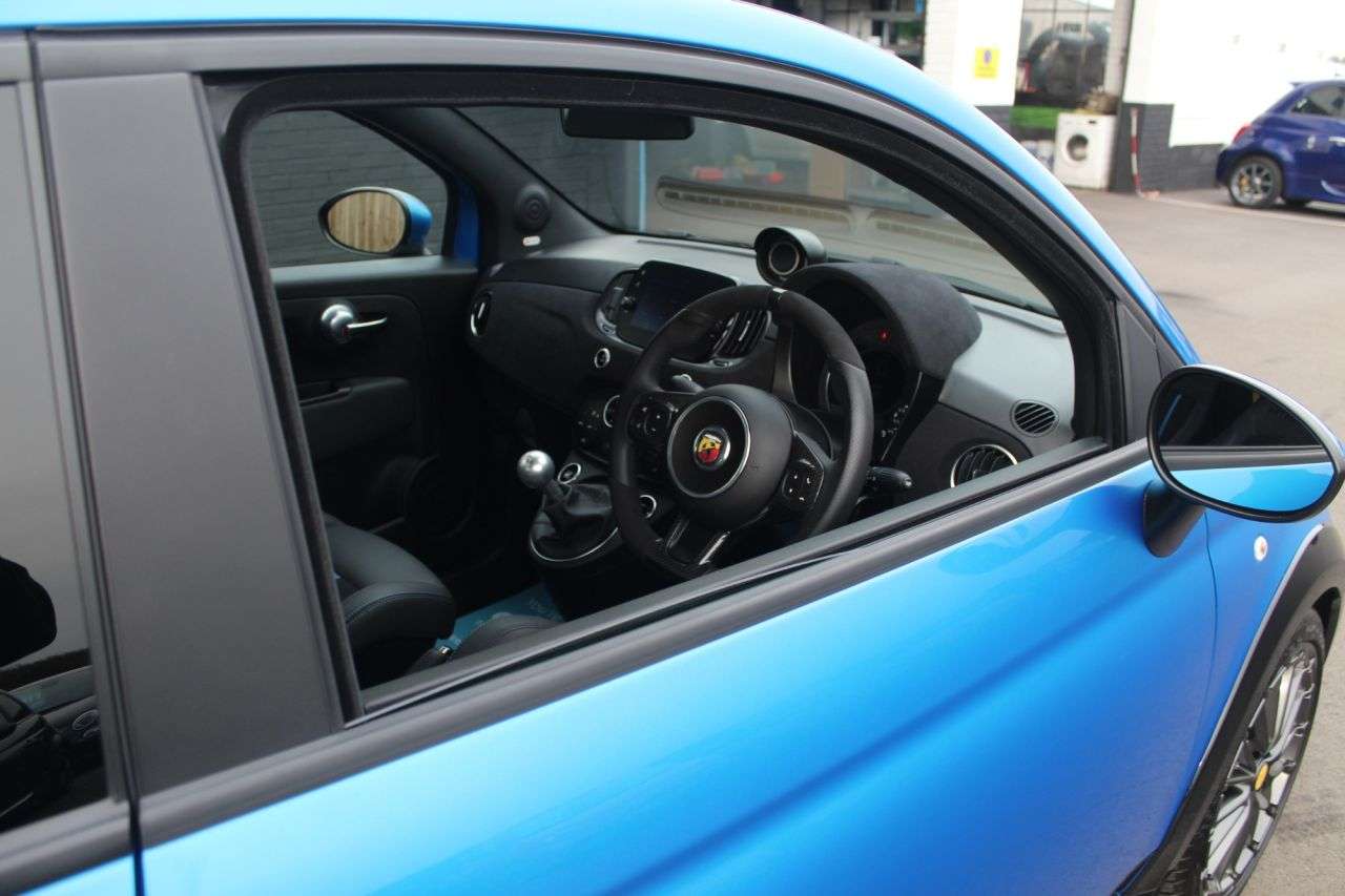 2023 ABARTH 695 2023 ABARTH 695