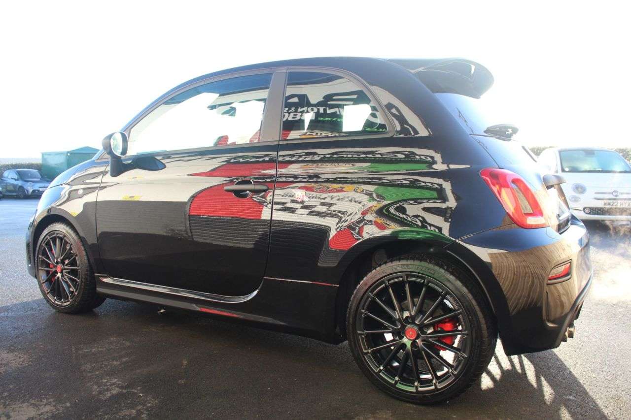 2022 ABARTH 695 2022 ABARTH 695