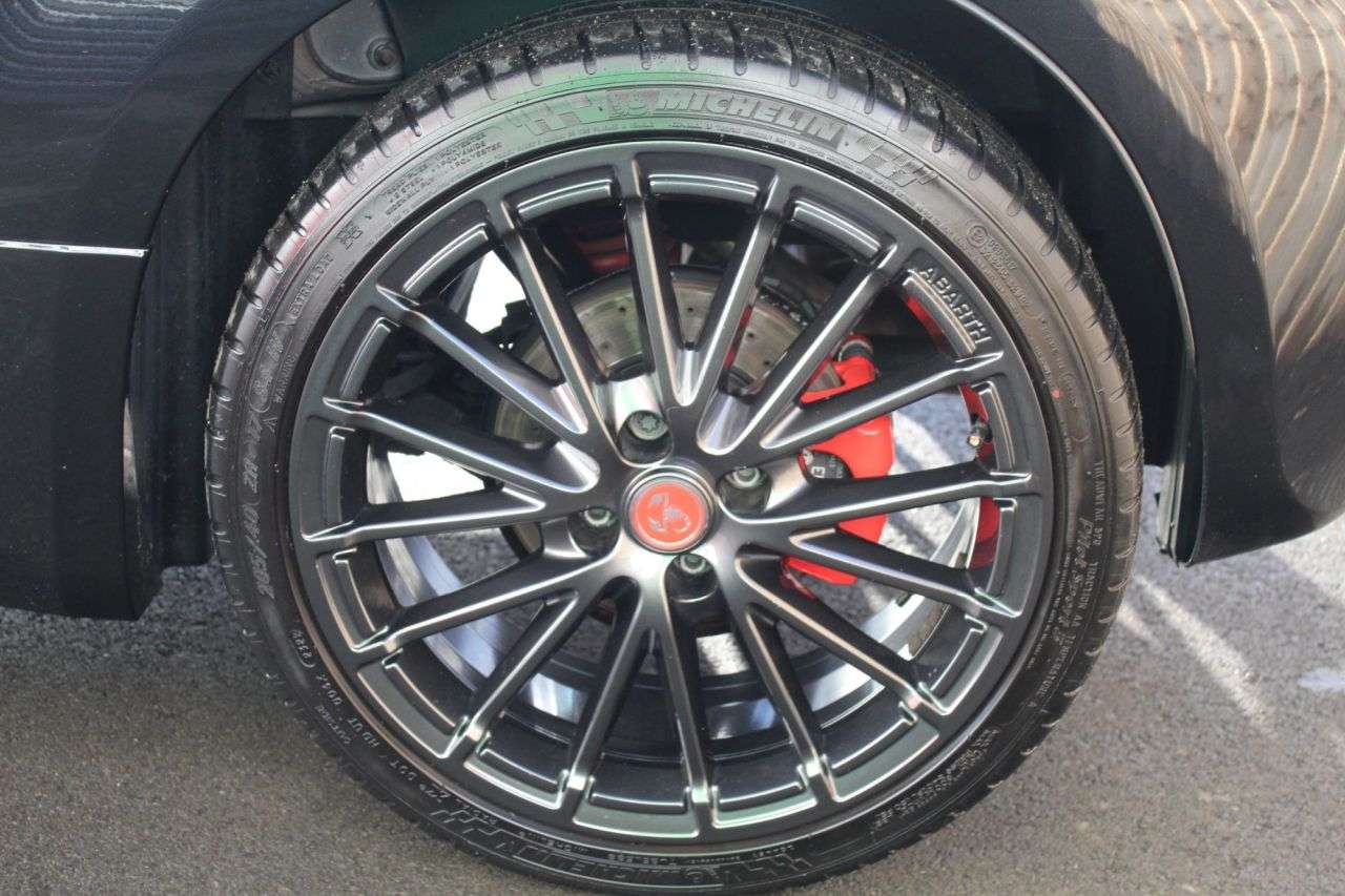 2022 ABARTH 695 2022 ABARTH 695