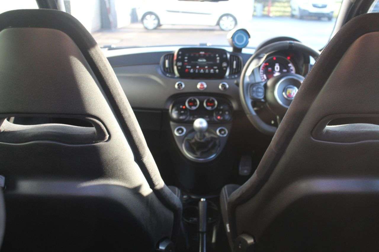 2022 ABARTH 695 2022 ABARTH 695