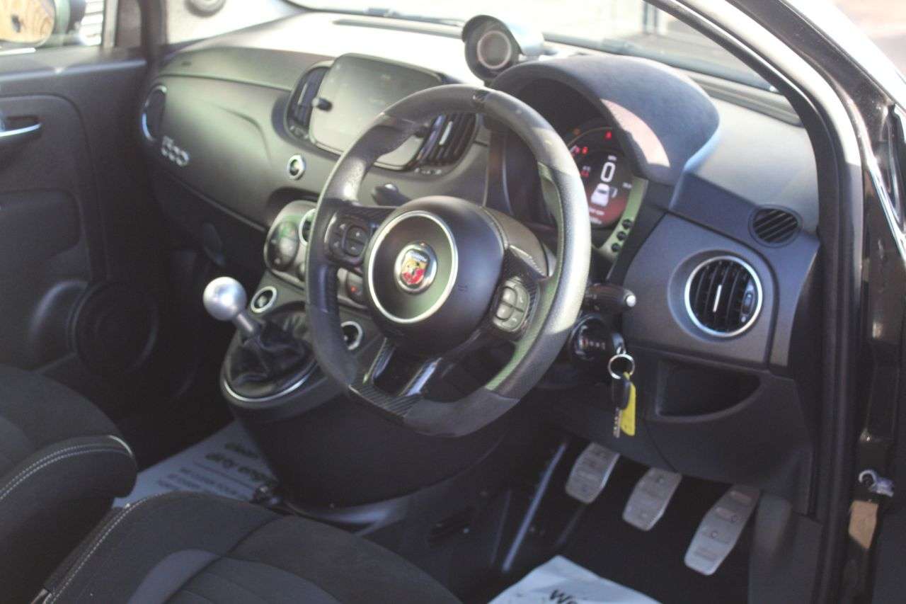 2022 ABARTH 695 2022 ABARTH 695