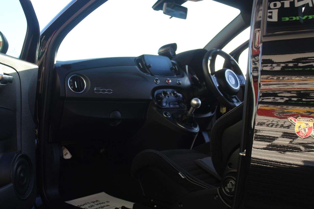 2022 ABARTH 695 2022 ABARTH 695