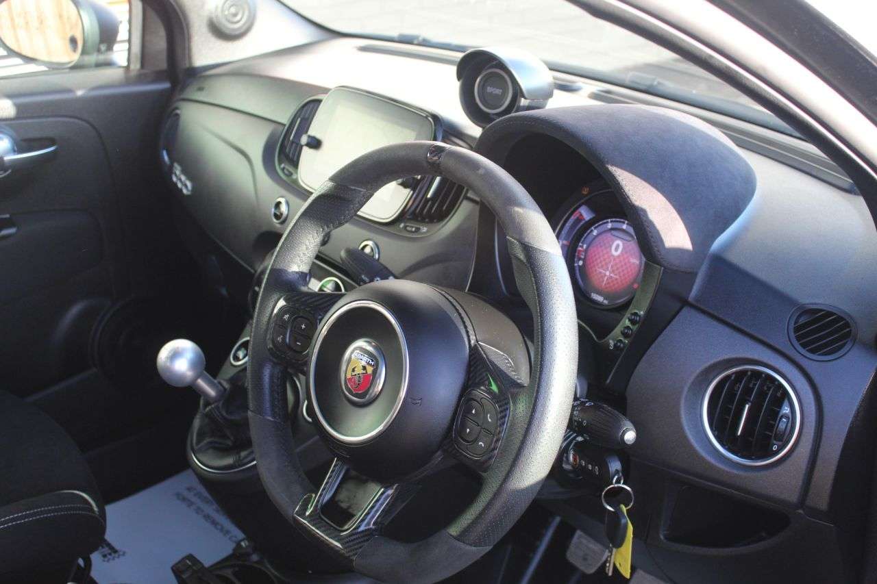 2022 ABARTH 695 2022 ABARTH 695