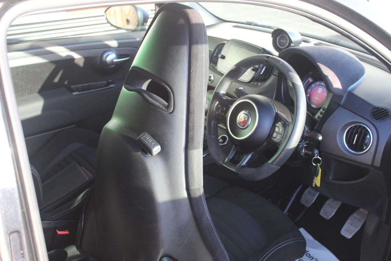 2022 ABARTH 695 2022 ABARTH 695