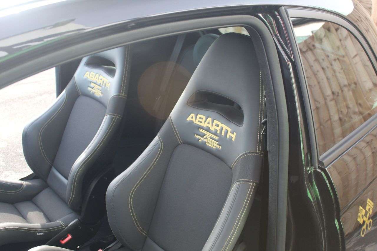 2024 ABARTH 695 2024 ABARTH 695