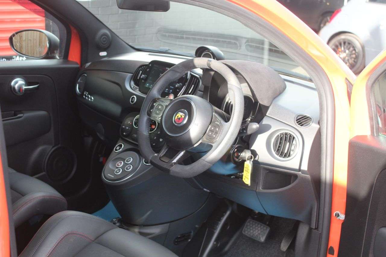 2023 ABARTH 695 2023 ABARTH 695