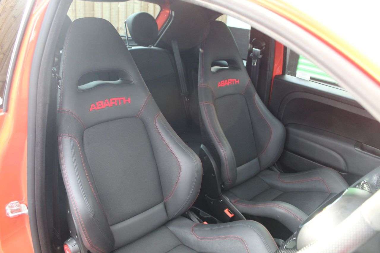 2023 ABARTH 695 2023 ABARTH 695