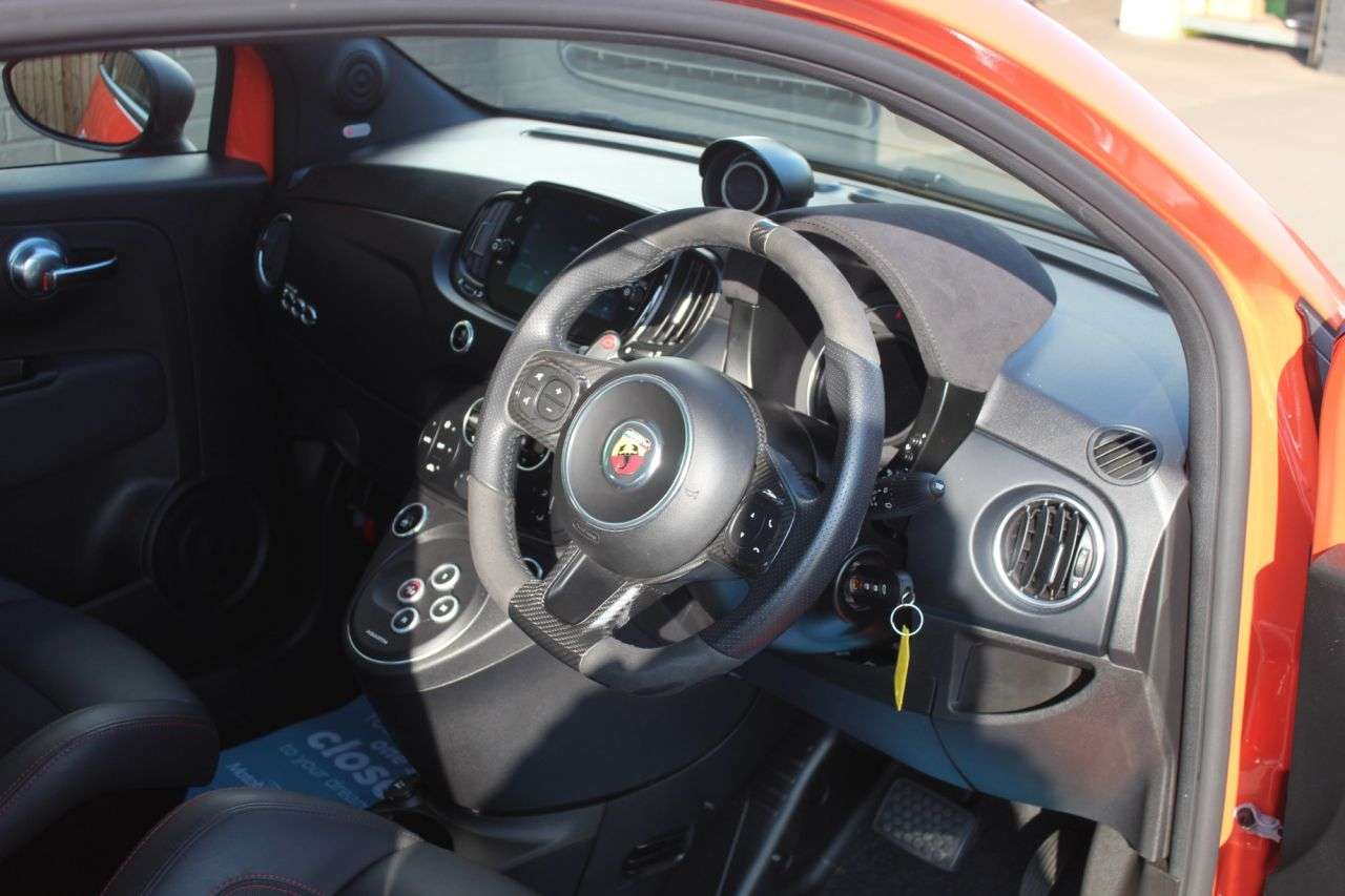 2023 ABARTH 695 2023 ABARTH 695