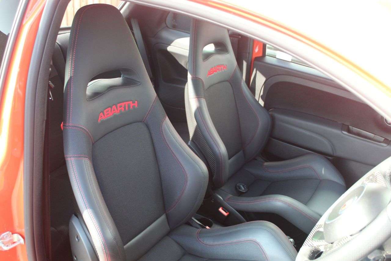 2023 ABARTH 695 2023 ABARTH 695