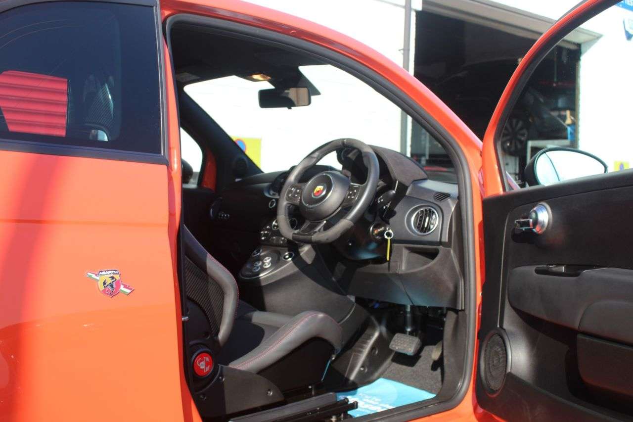 2023 ABARTH 695 2023 ABARTH 695