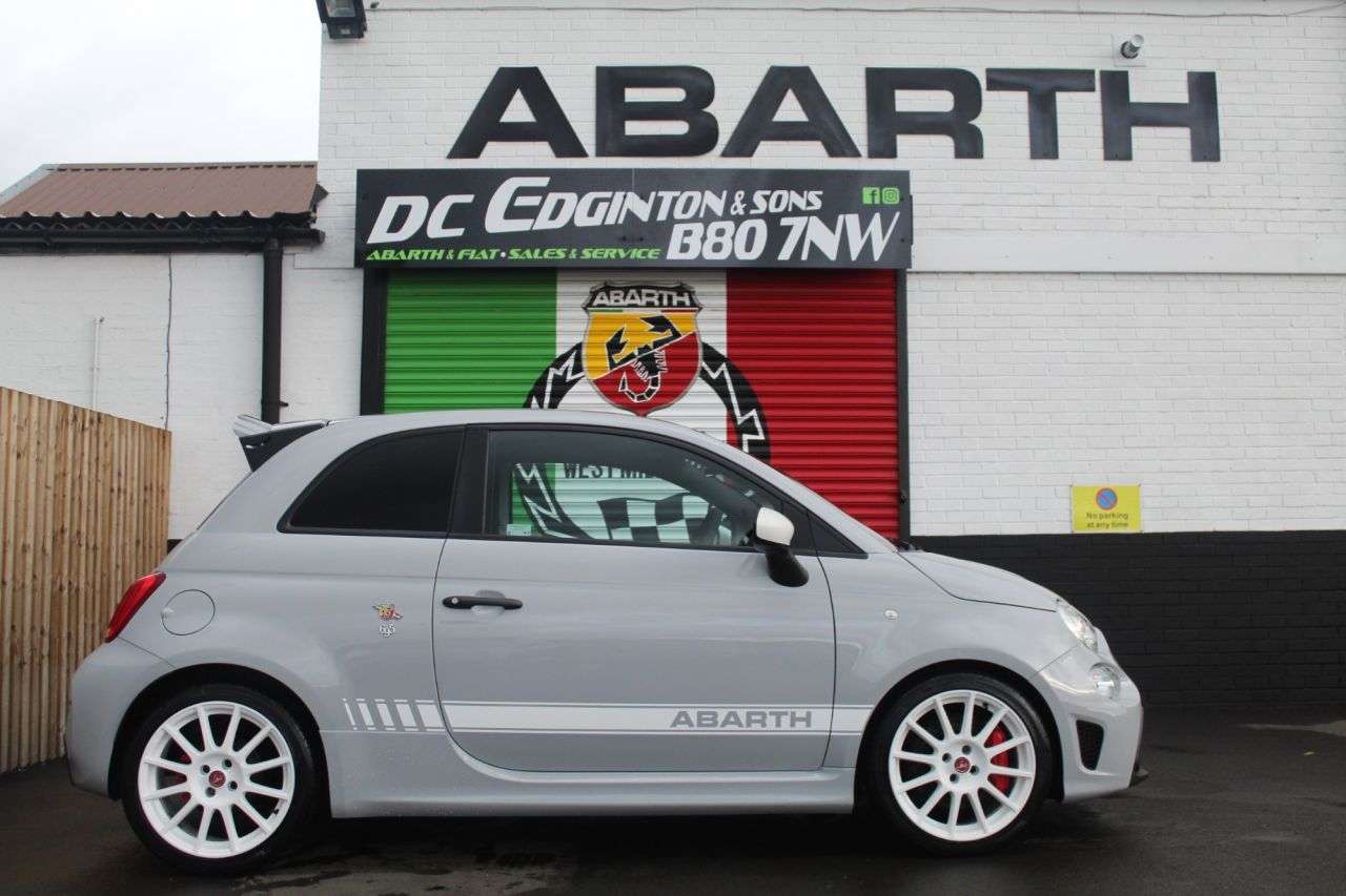 2022 ABARTH 695 2022 ABARTH 695