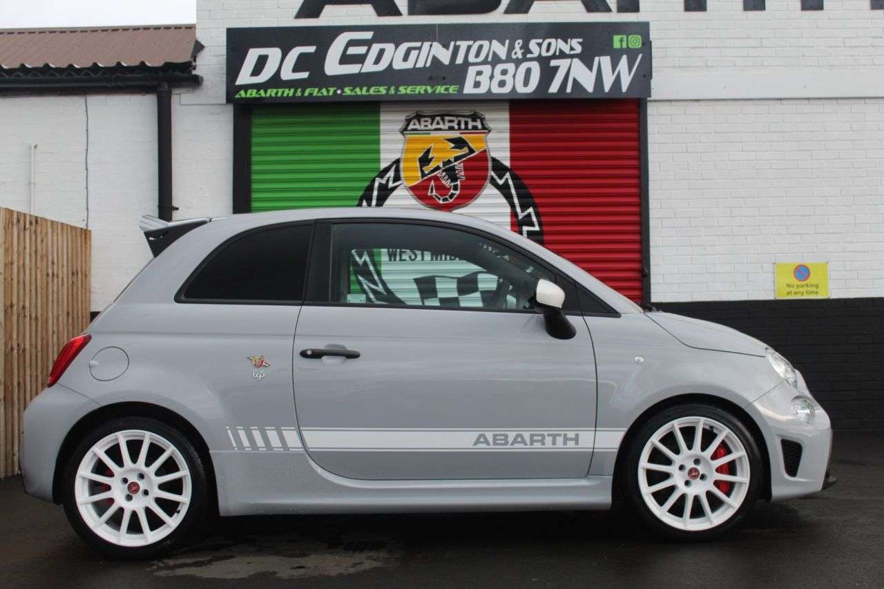 2022 ABARTH 695 2022 ABARTH 695