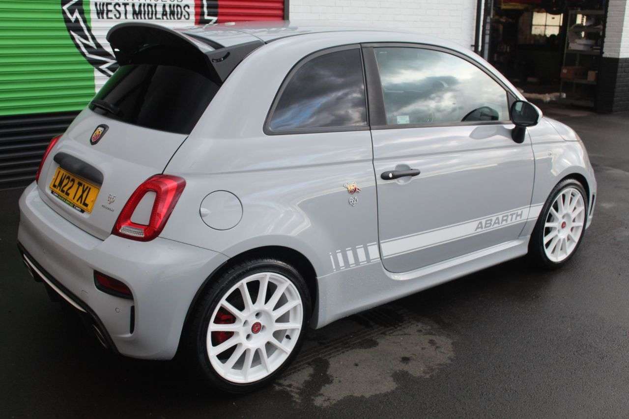 2022 ABARTH 695 2022 ABARTH 695