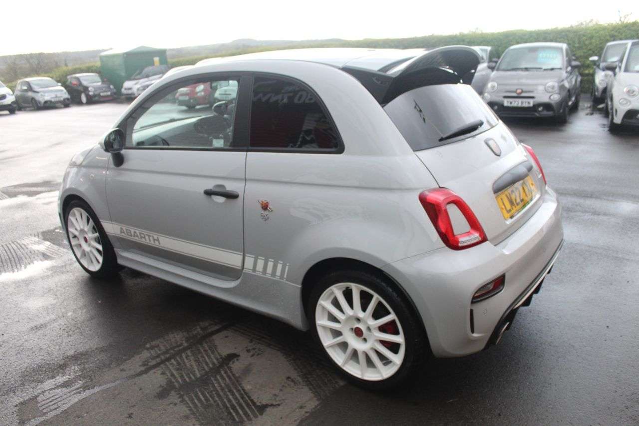 2022 ABARTH 695 2022 ABARTH 695