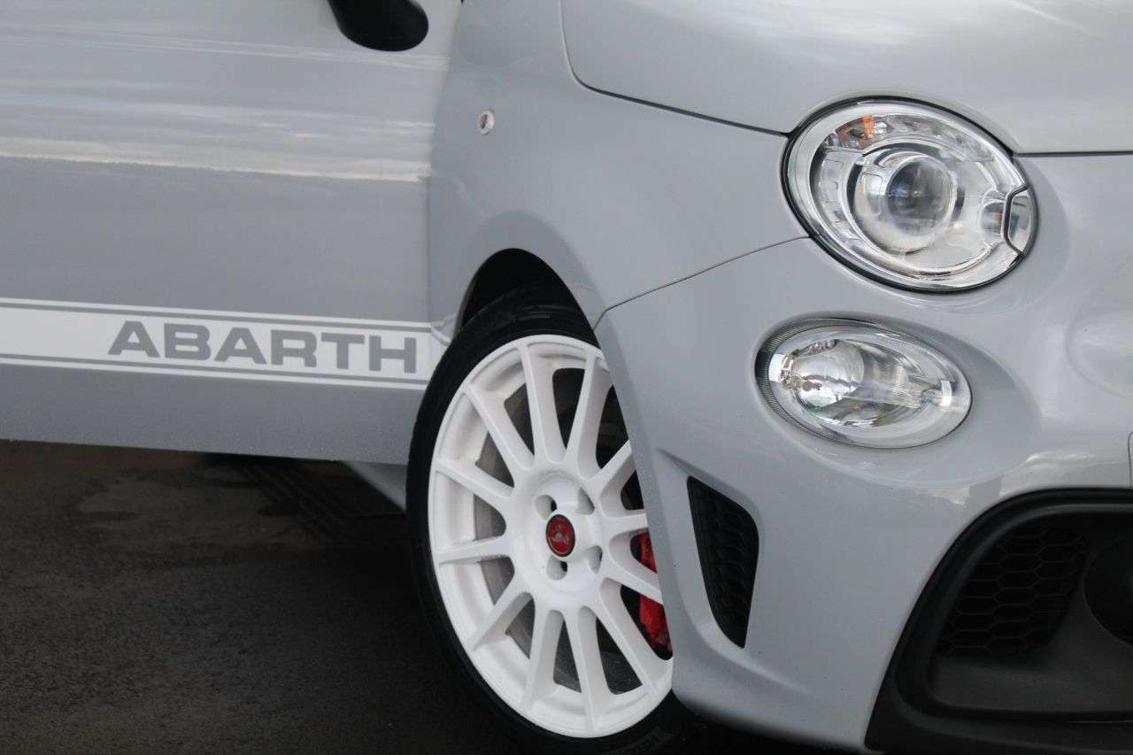 2022 ABARTH 695 2022 ABARTH 695