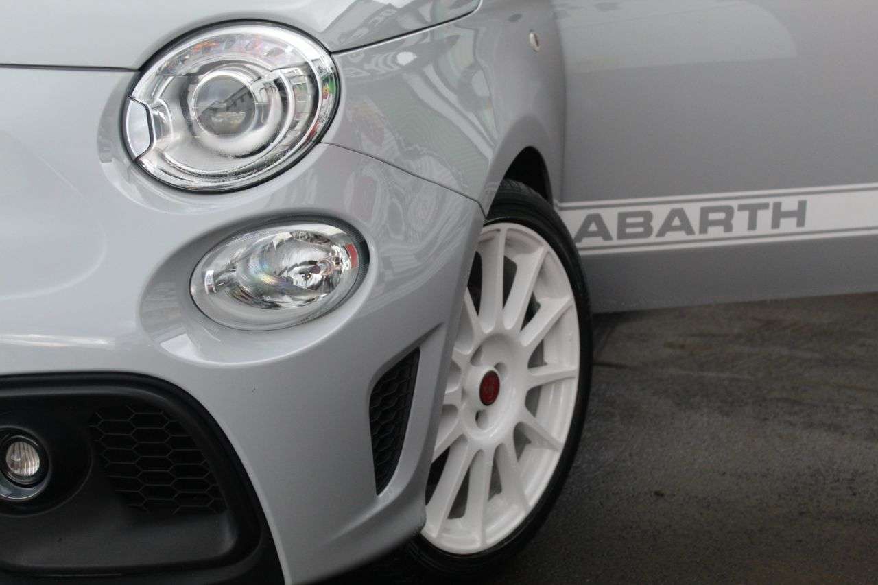 2022 ABARTH 695 2022 ABARTH 695
