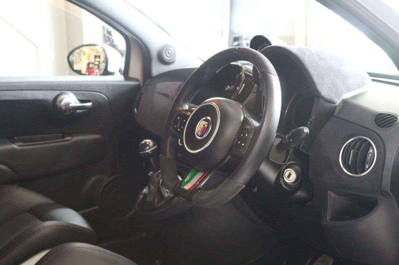 2022 ABARTH 695 2022 ABARTH 695