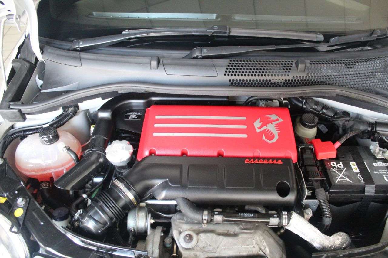 2022 ABARTH 695 2022 ABARTH 695