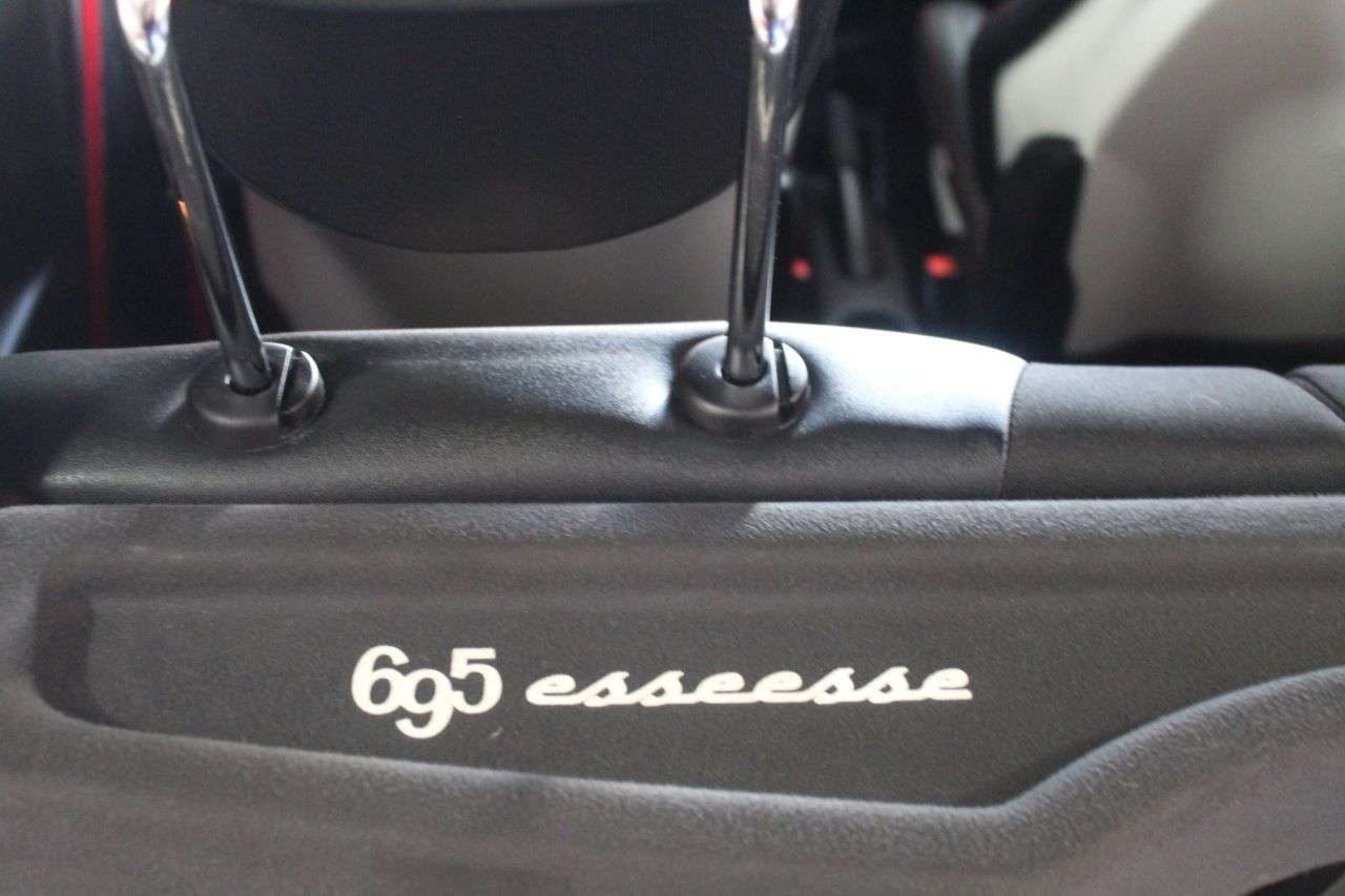 2022 ABARTH 695 2022 ABARTH 695