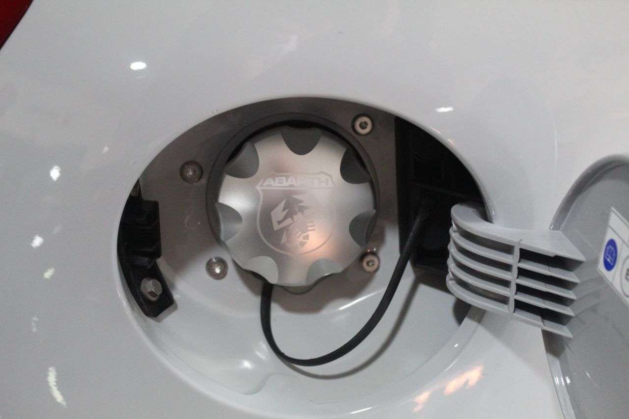 2022 ABARTH 695 2022 ABARTH 695