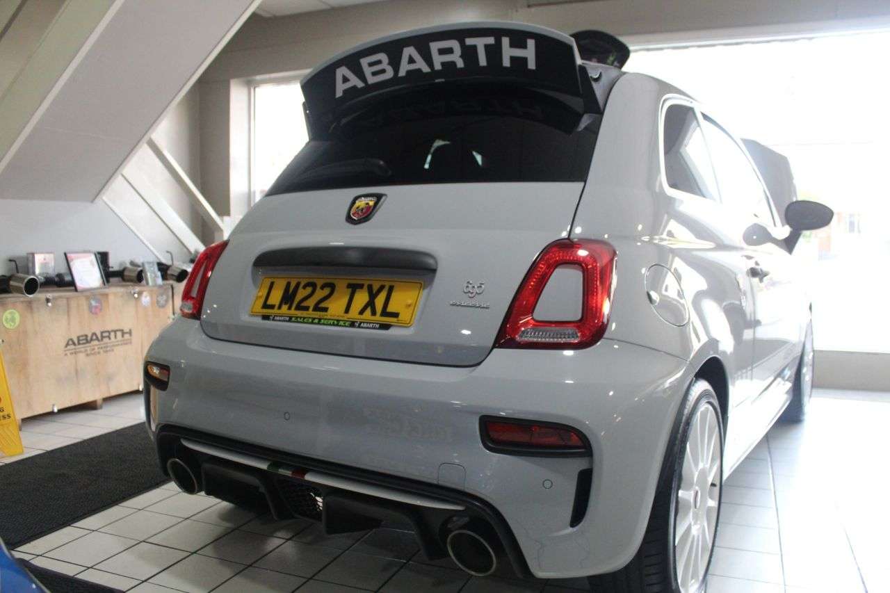 2022 ABARTH 695 2022 ABARTH 695