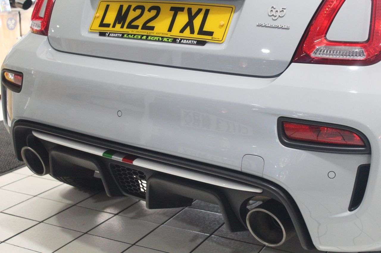 2022 ABARTH 695 2022 ABARTH 695