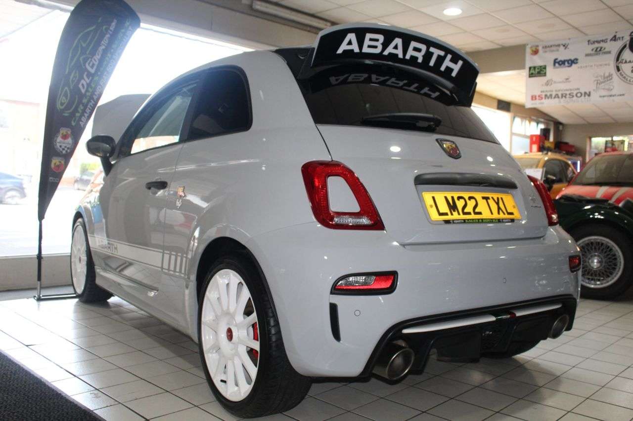 2022 ABARTH 695 2022 ABARTH 695