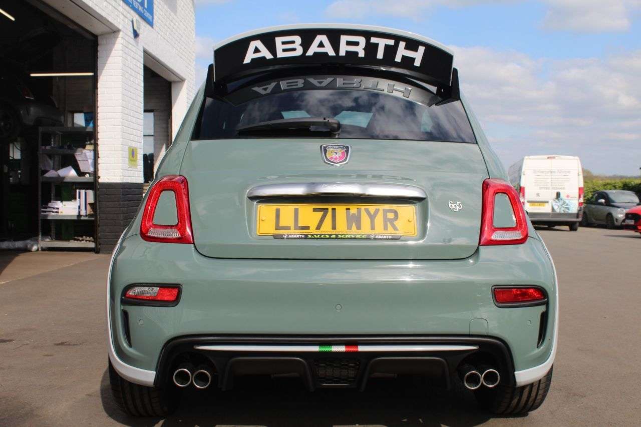 2021 ABARTH 695 2021 ABARTH 695
