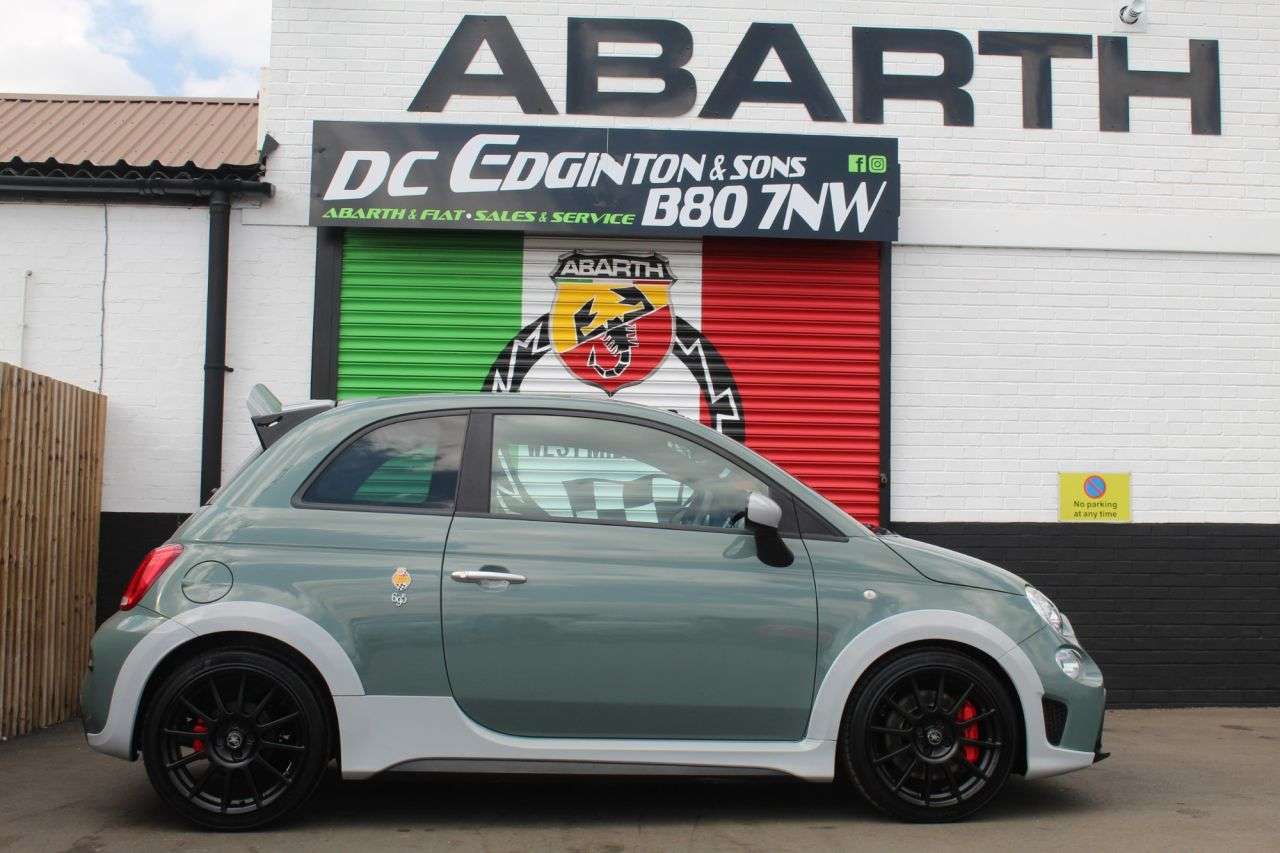 2021 ABARTH 695 2021 ABARTH 695