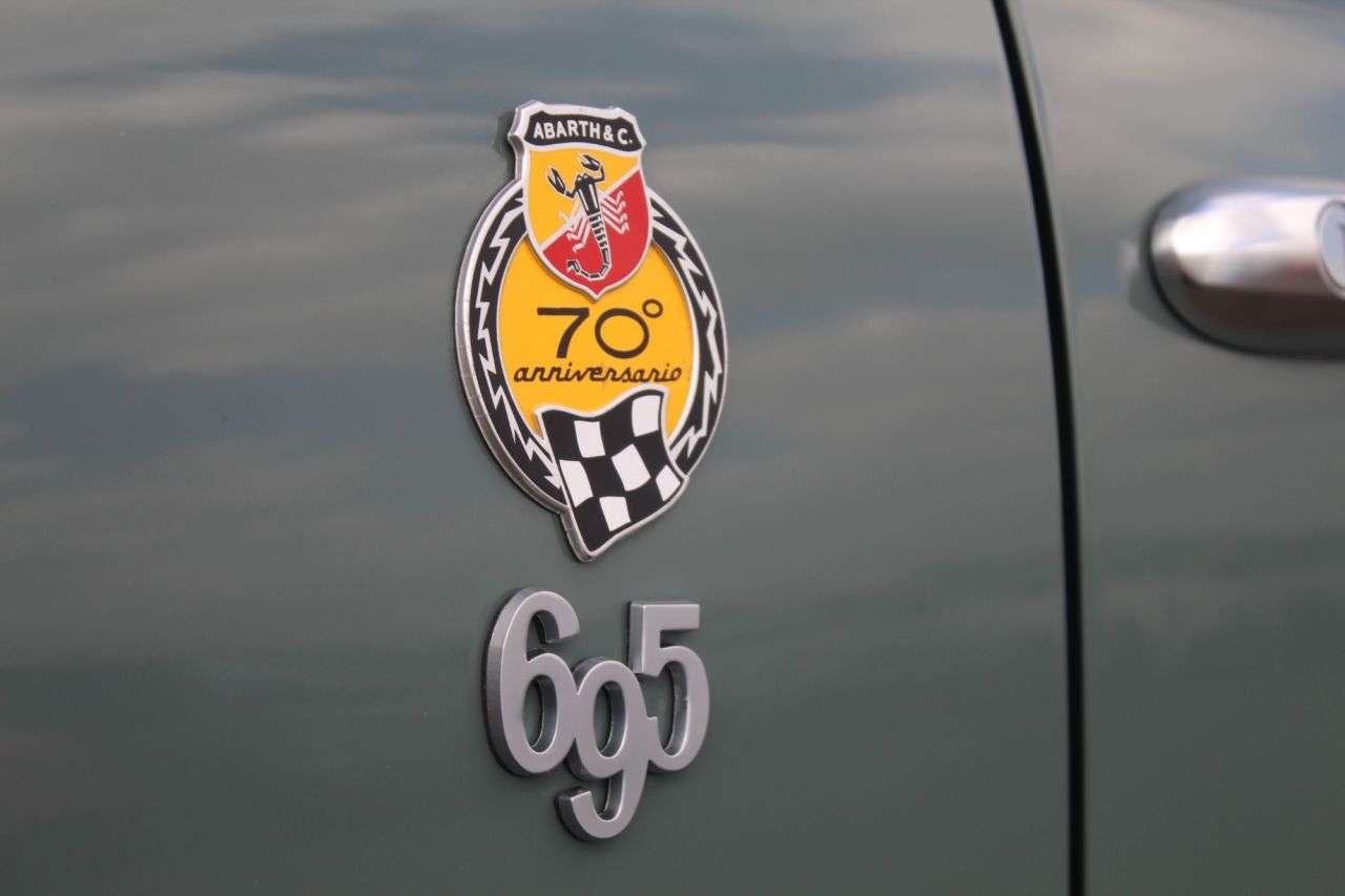 2021 ABARTH 695 2021 ABARTH 695