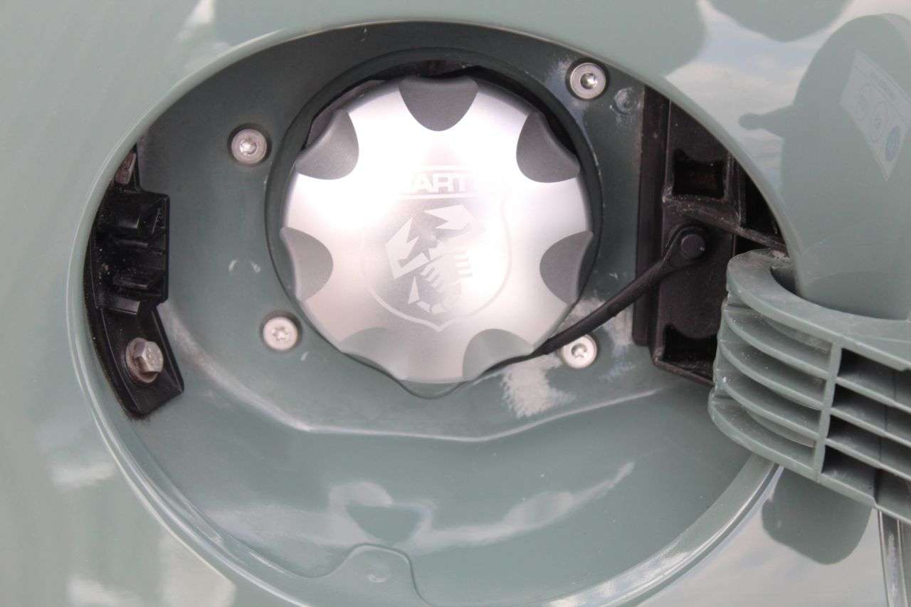 2021 ABARTH 695 2021 ABARTH 695