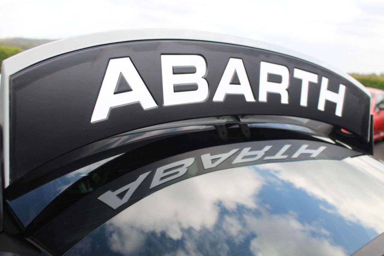 2021 ABARTH 695 2021 ABARTH 695