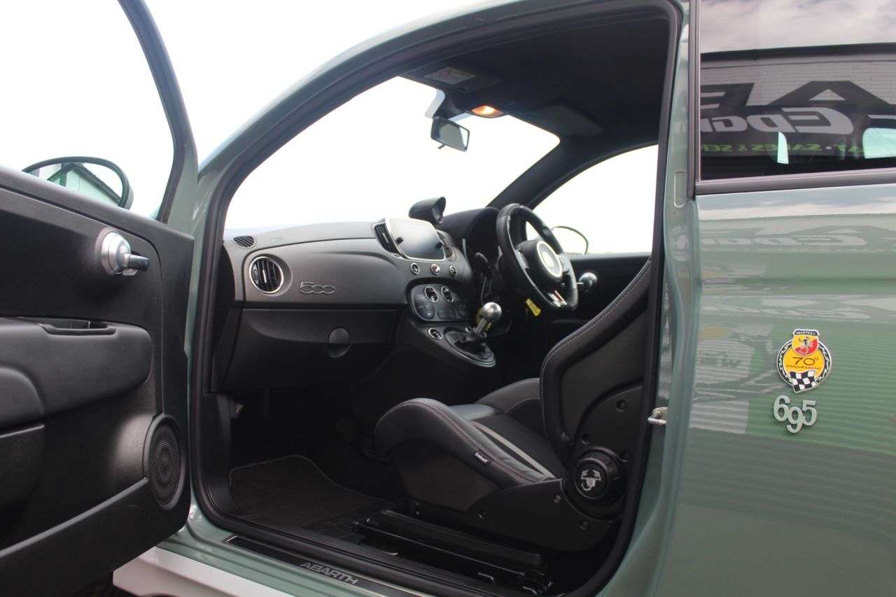 2021 ABARTH 695 2021 ABARTH 695
