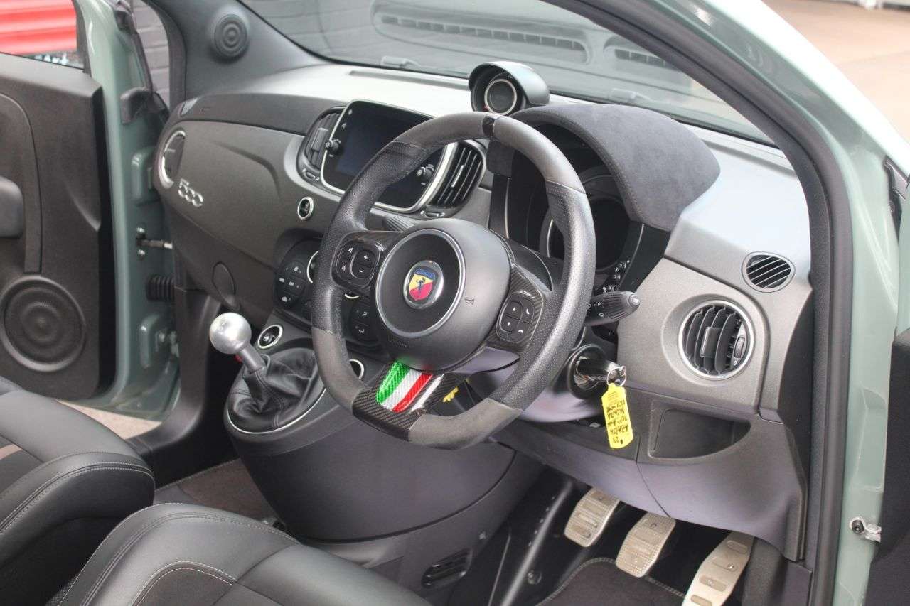 2021 ABARTH 695 2021 ABARTH 695