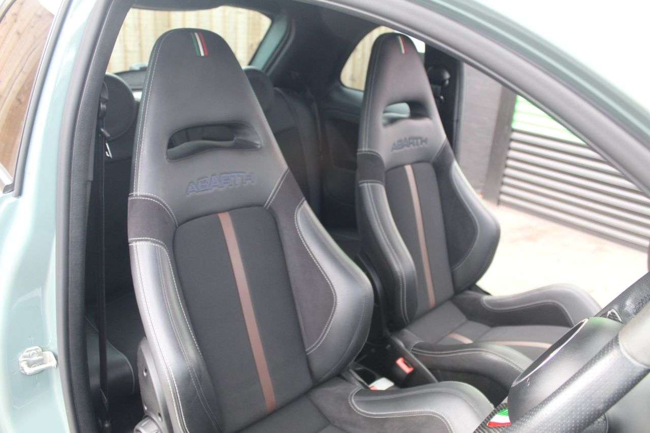 2021 ABARTH 695 2021 ABARTH 695