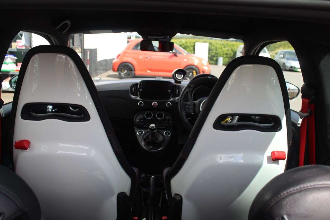 2021 ABARTH 695 2021 ABARTH 695