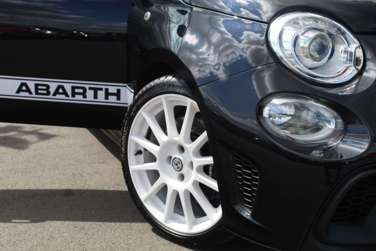 2021 ABARTH 695 2021 ABARTH 695