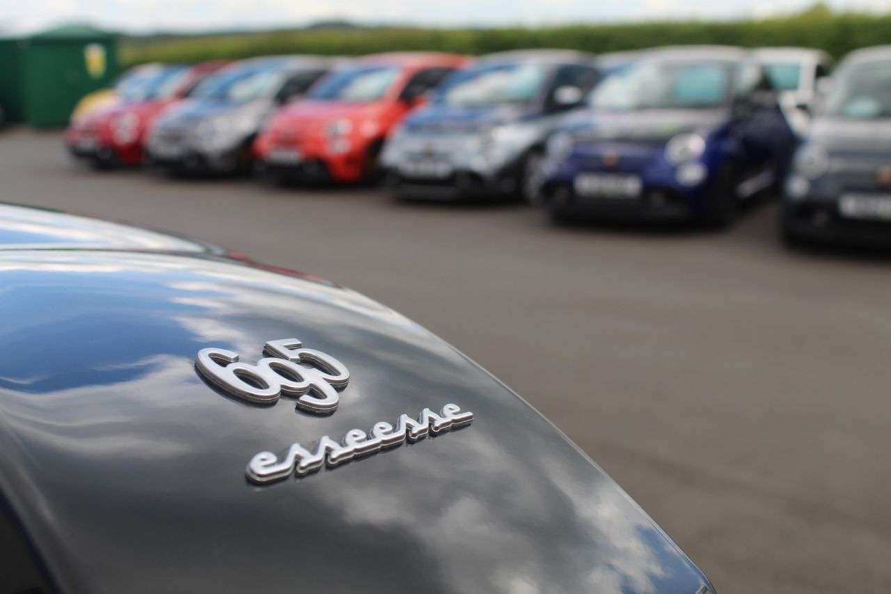 2021 ABARTH 695 2021 ABARTH 695