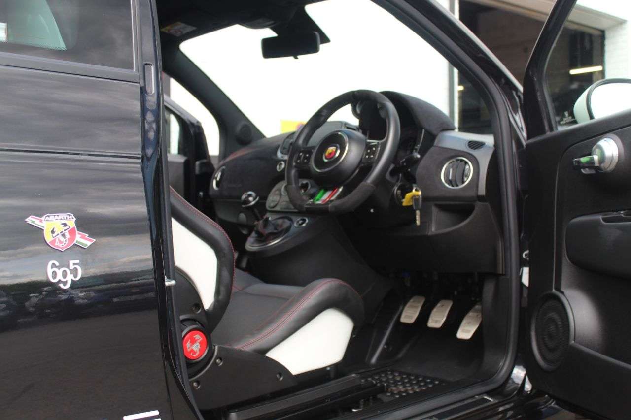 2021 ABARTH 695 2021 ABARTH 695