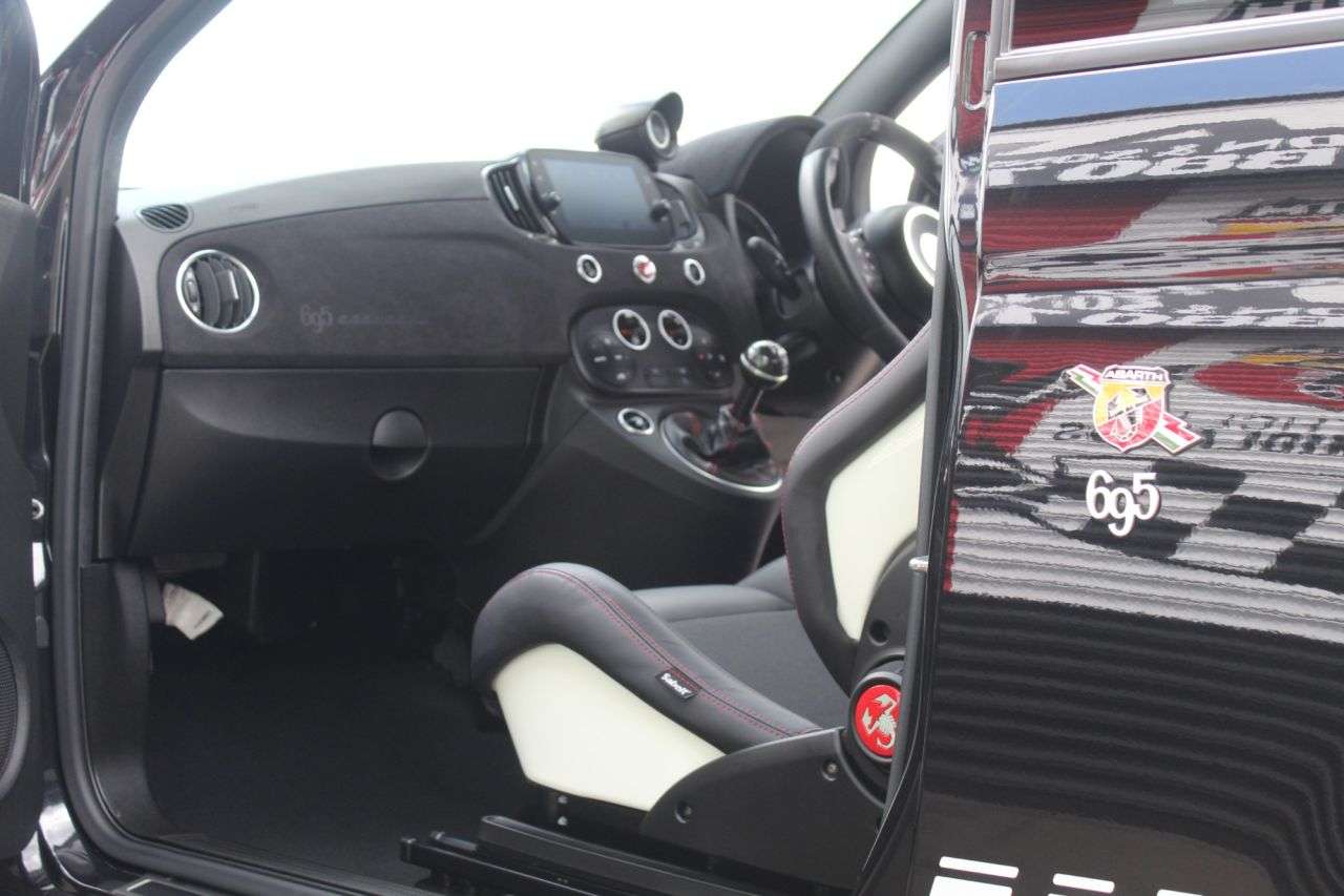 2021 ABARTH 695 2021 ABARTH 695