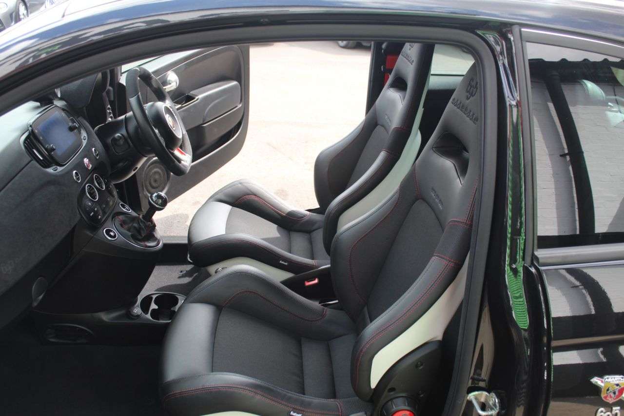 2021 ABARTH 695 2021 ABARTH 695