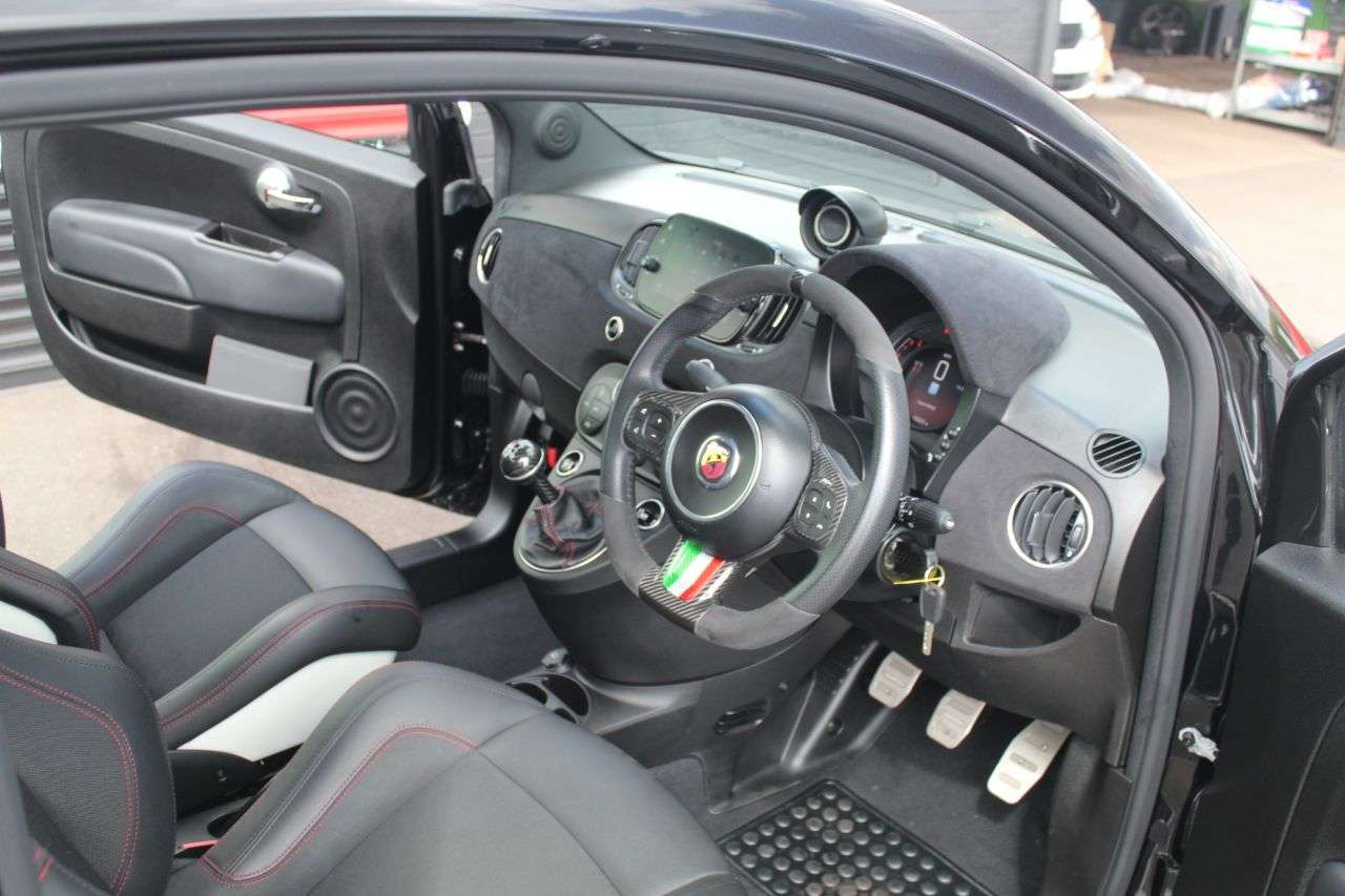 2021 ABARTH 695 2021 ABARTH 695